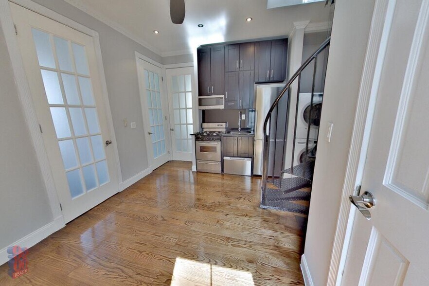 Building Photo - 314 E 106th St