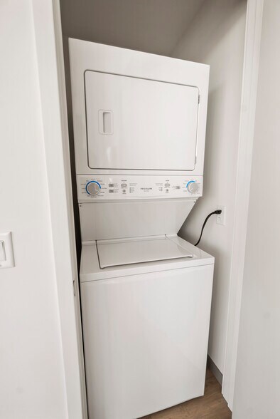 Building Photo - 552 S Damen Ave