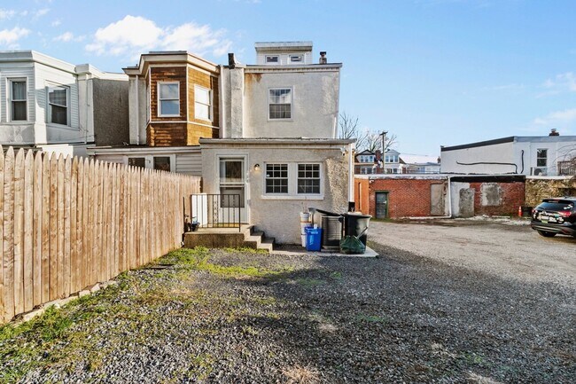 Building Photo - 3 bed 3bath