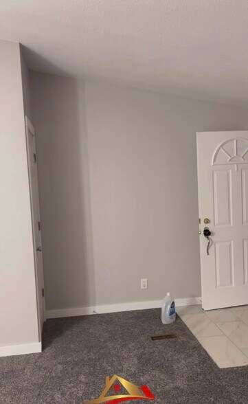 Entry with closet - 3816 Greenwillow Ln