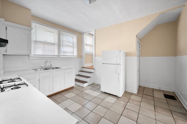 Building Photo - Spacious 4BR/2BA Home with Hardwood Floors Throughout!