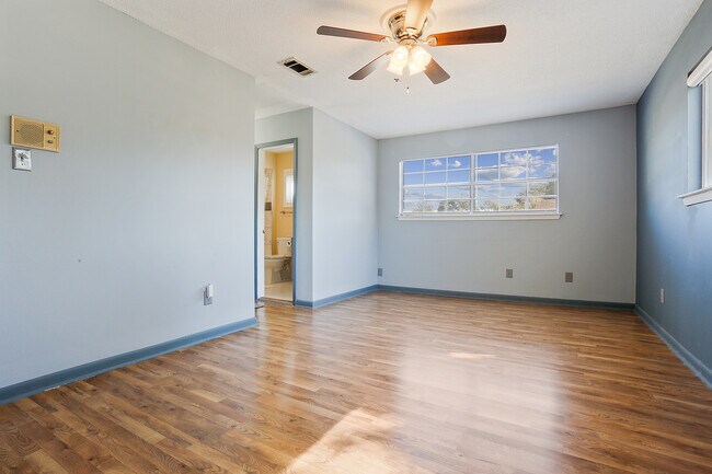 Building Photo - 2027 St Nick Dr