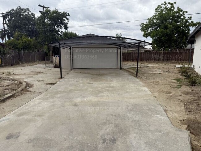 Building Photo - Remodeled 3-bedroom, 2-bath home near Ming Ave/ S. H St