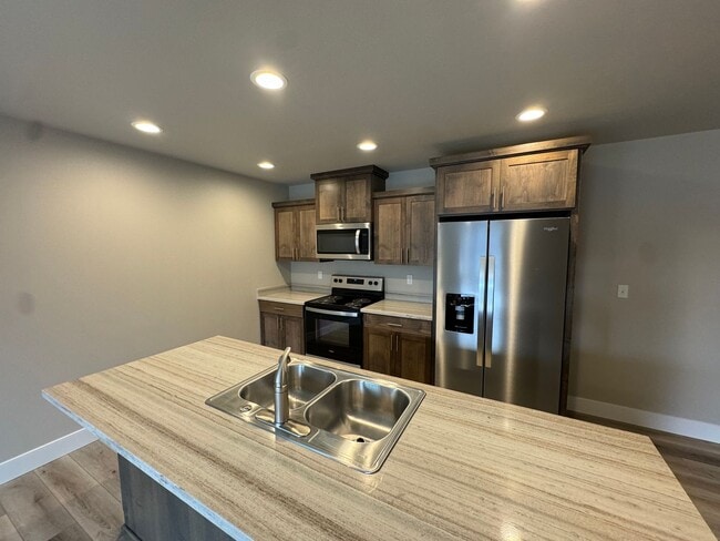 Building Photo - Green Area 3-Bedroom, 2-Bath Duplex with Garage