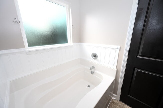 Building Photo - 204 Gillcrest Ct