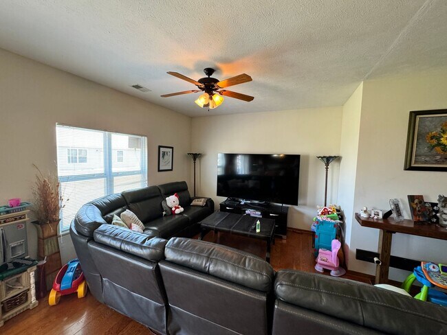 Building Photo - 3 Bedroom Home in Quiet Cul-de-sac!