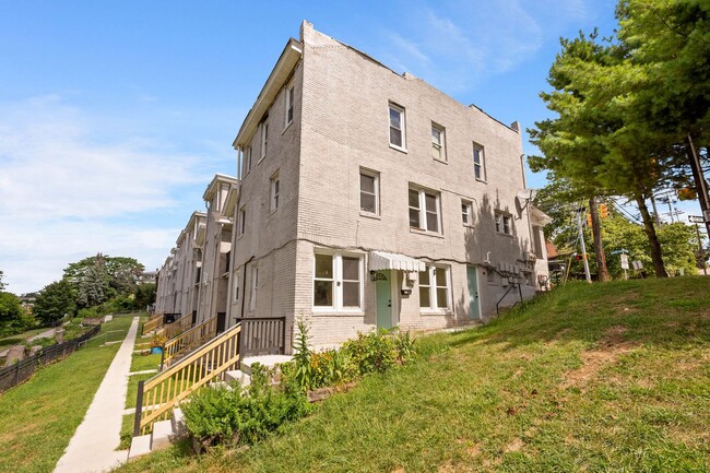 Building Photo - AVAILABLE MID-OCTOBER! FULLY RENOVATED 1-b...