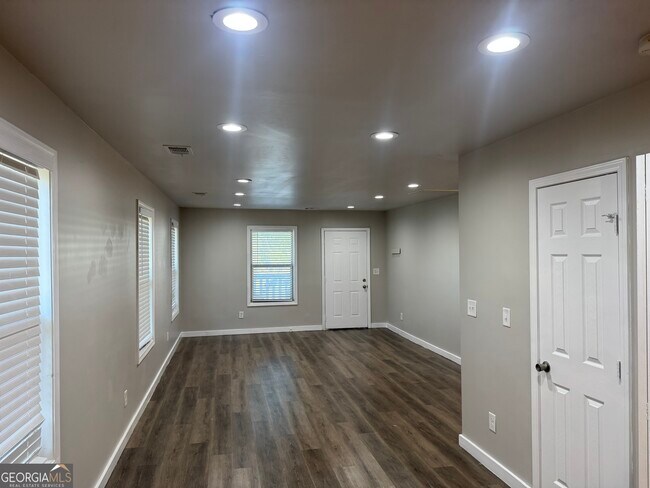 Building Photo - 324 Adams St