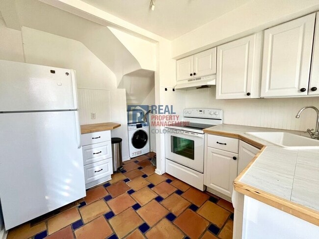 Building Photo - 2858 Jasmine St