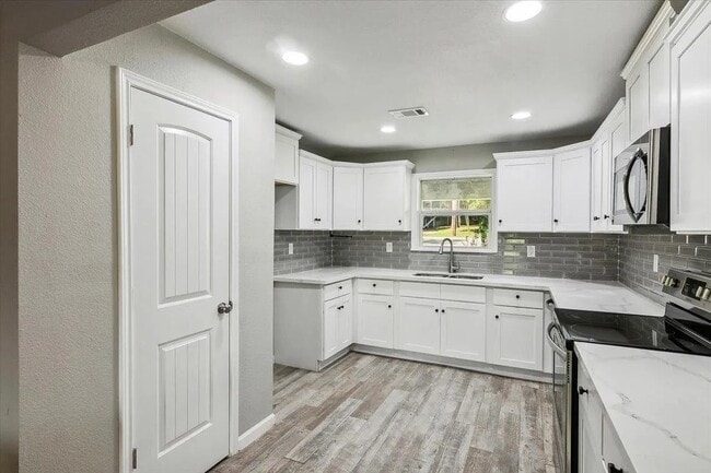 Building Photo - 215 Cypress Bend Dr