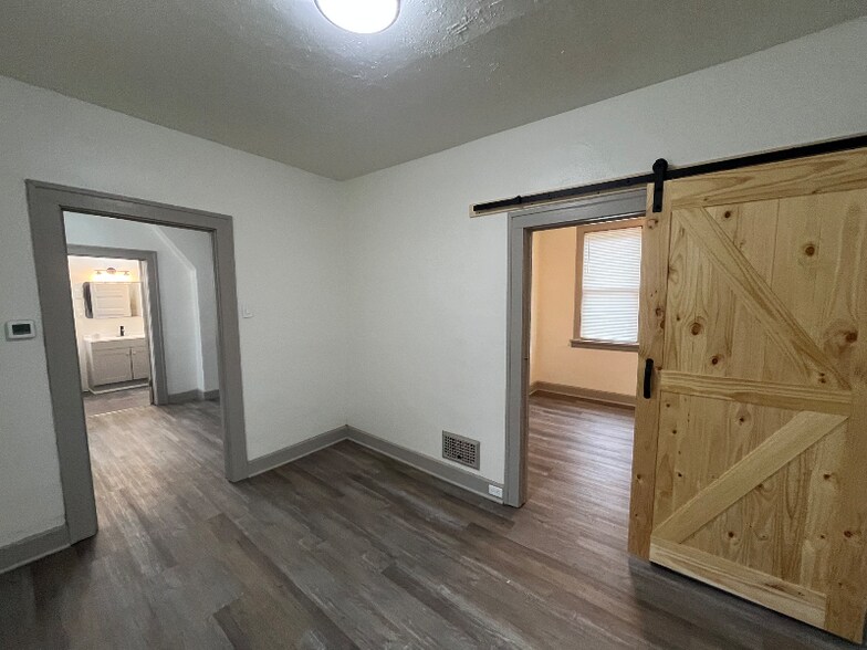 Building Photo - 1342 W 69th St