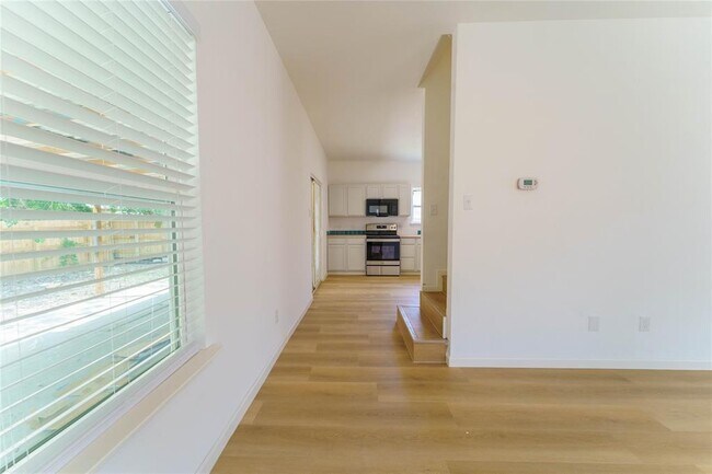 Building Photo - 1109 Hilltop Dr