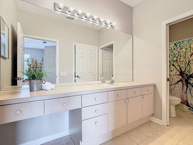 Building Photo - 2300 Silver Palm Dr