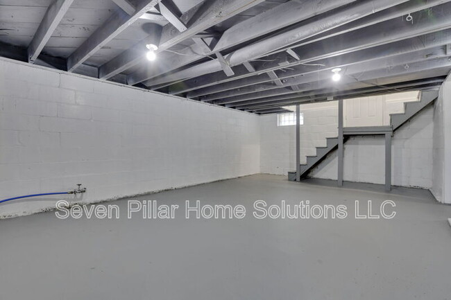 Building Photo - 121 S Terrace Ave
