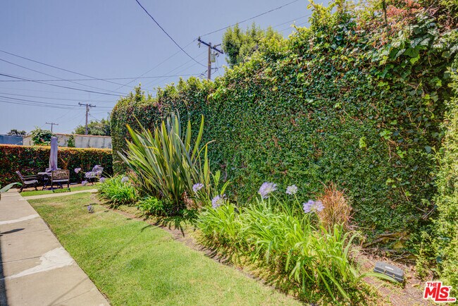 Building Photo - 253 S Elm Dr