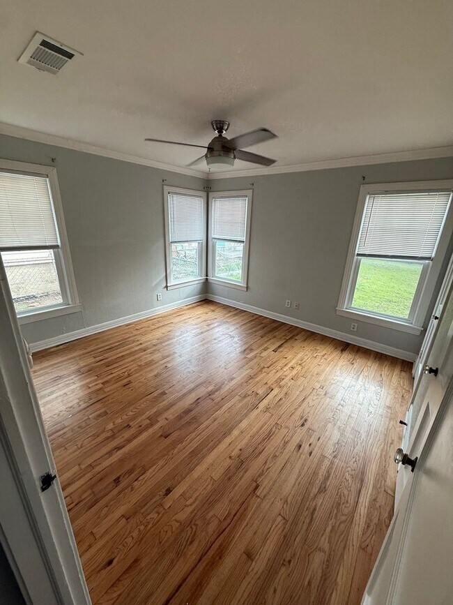 Building Photo - MOVE IN SPECIAL!! $800.00 off 1st FULL RENT!! Discover this beautifully updated 2 bed 1 bath 1 ca...