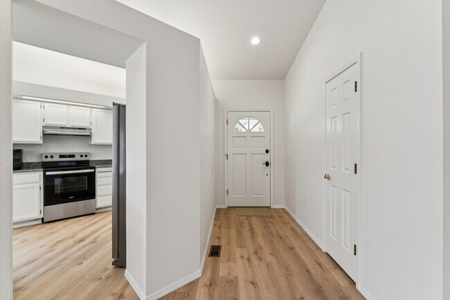 Building Photo - 5360 N Noble Fir Ave