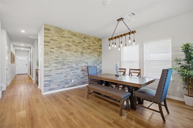 Building Photo - 904 View Dr