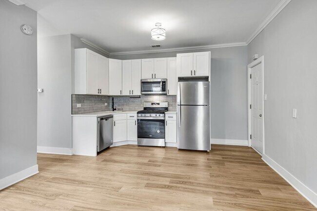 Building Photo - Gorgeous, Updated Duplex 2bd/2bth, Wicker Park Avail 5/1