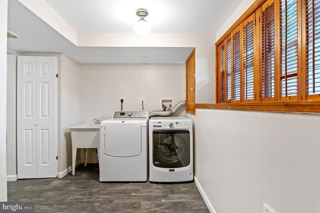 Building Photo - 689 Clearview Ave