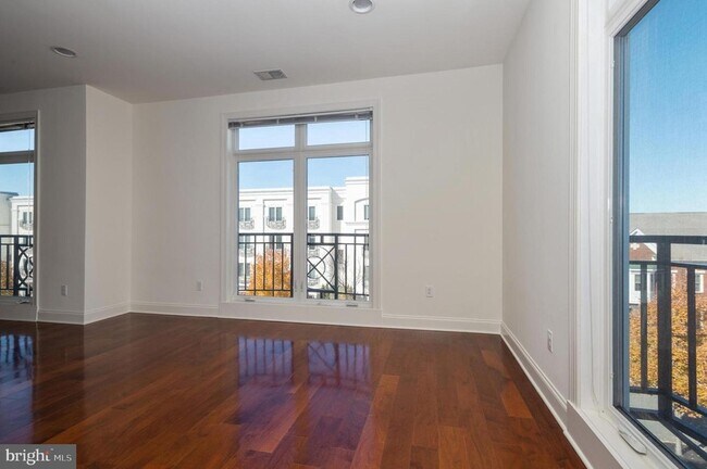 Building Photo - 2 N Commerce Square