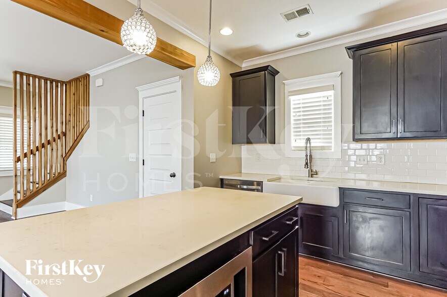 Building Photo - 3253 Sawyer Dr