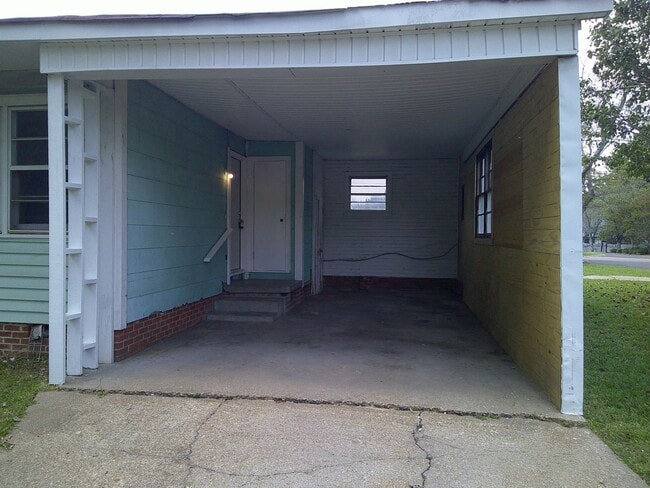 Building Photo - 408 Lumpkin Ave