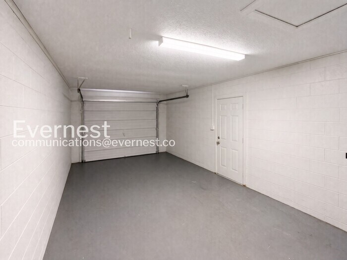 Building Photo - 10485 Lightwood St