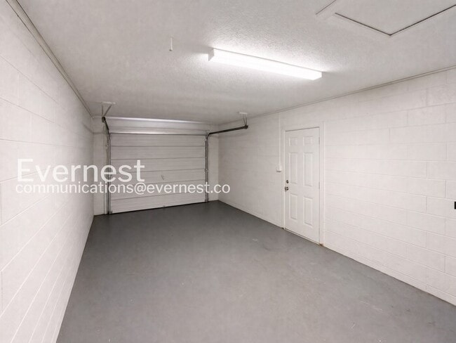 Building Photo - 3 Bed, 2 Bath Home with Spacious Yard and Attached Garage for Rent / Available Soon!