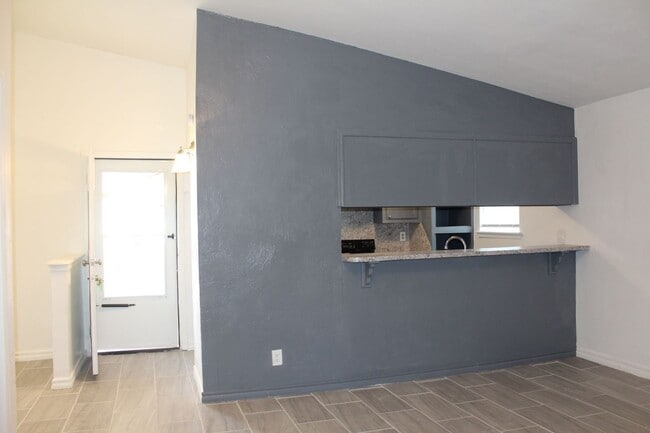 Building Photo - 2 bed & office on the South Side!