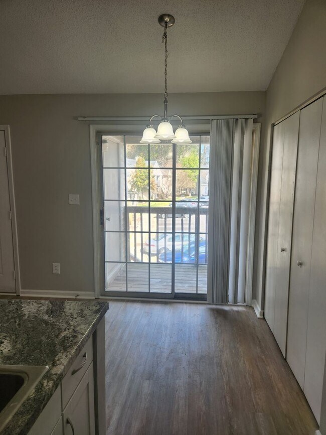 Building Photo - Completely Renovated in 2023 Second Level Condo