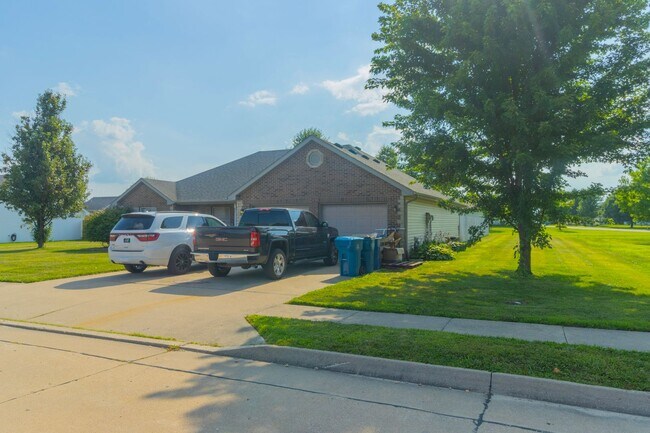 Building Photo - 603 Pacer Dr