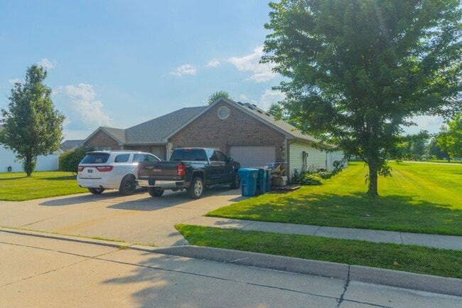 Building Photo - Spacious 3BR Ashland Home w/ 2-Car Garage & Large Backyard