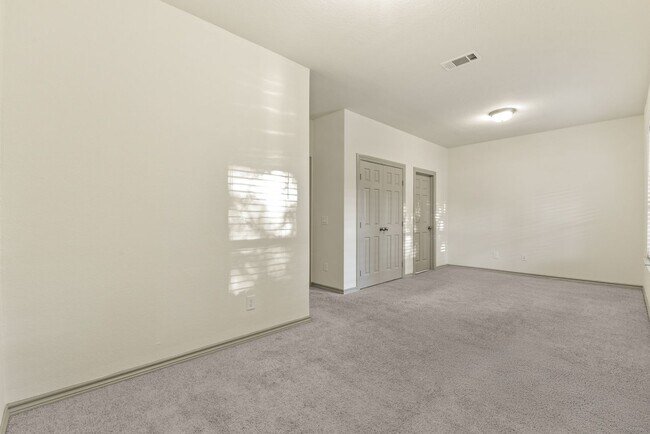 Building Photo - Spacious 4BR/3.5BA Home with In-Law Suite ...