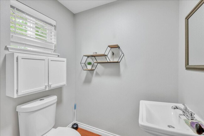 Building Photo - Stylish Yelm Home with A/C, Butcher Block Counters & Fully Fenced Yard!