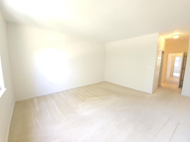 Building Photo - East End Townhouse! Now Available!