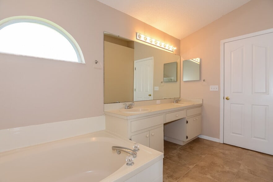 Building Photo - 1711 Scotch Pine Dr