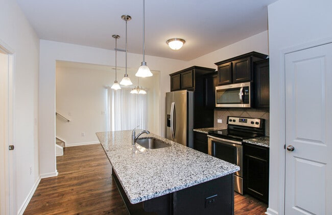 Building Photo - 2BD Townhome minutes from Downtown Pineville & I485 - Ready NOW