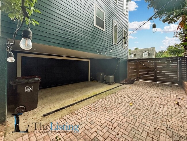 Building Photo - 827 Meridale Ave