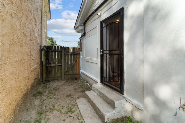 Building Photo - Bright & Stylish 3-Bedroom Home Near Downtown Savannah