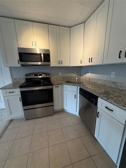 Building Photo - 927 S Pine Ridge Cir