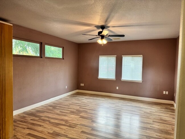 Building Photo - Spacious 1 Bedroom Mother-in-Law unit with...