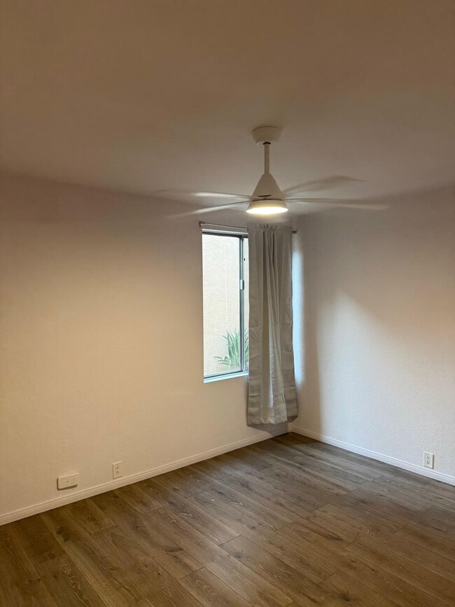 Building Photo - 400 N Sunrise Way