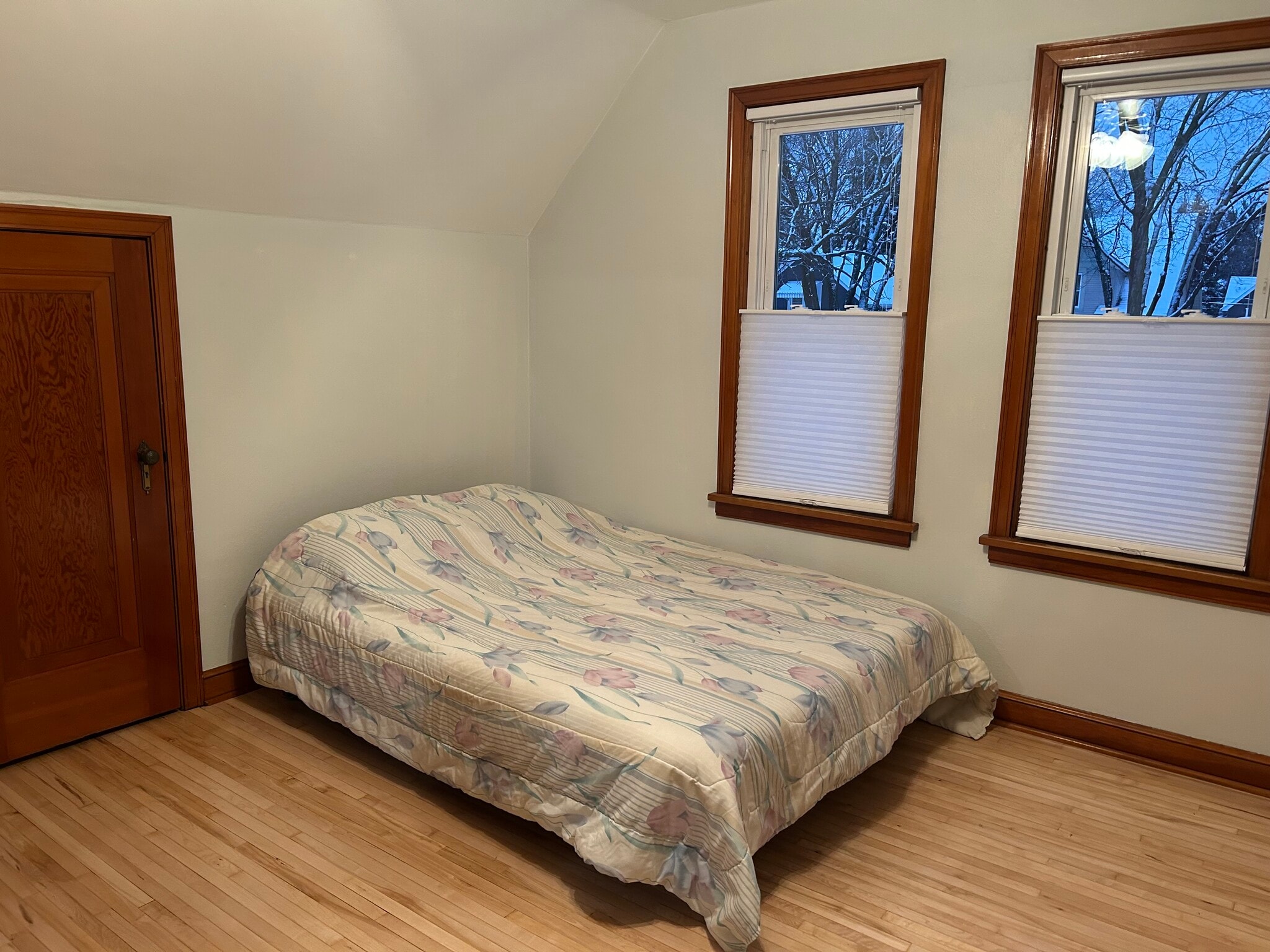 Cosy bedroom with two closets - 749 Hawthorne Ave E