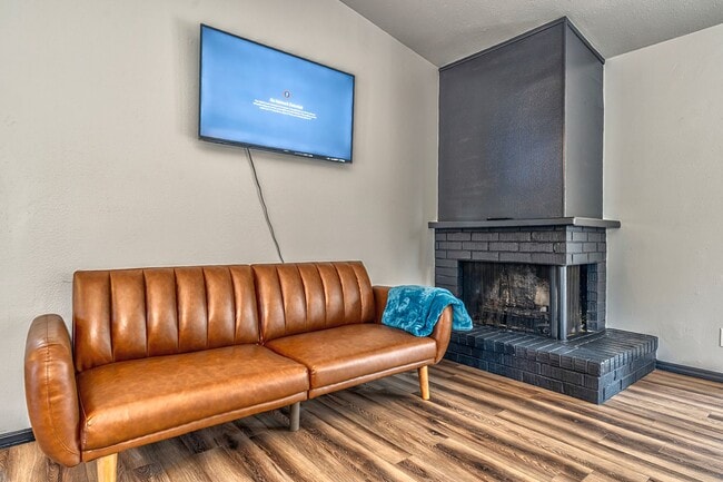 Building Photo - Fully Furnished Rental