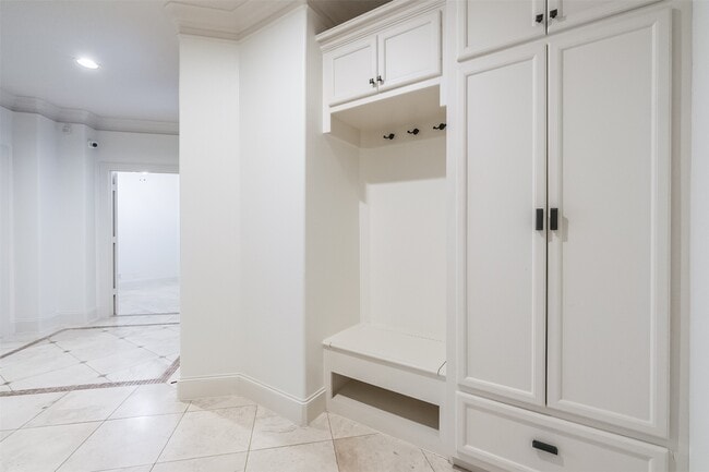 Building Photo - 407 W Bell St