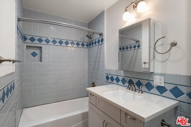 Building Photo - 2002 Kelton Ave