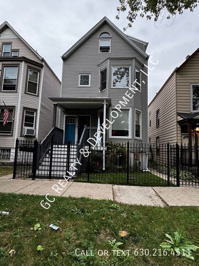 Building Photo - 2717 N Hamlin Ave