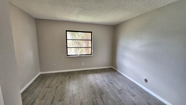 Building Photo - 9216 E Highland Pines Blvd