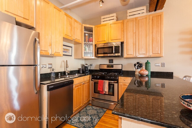 Building Photo - 1735 W Diversey Pky